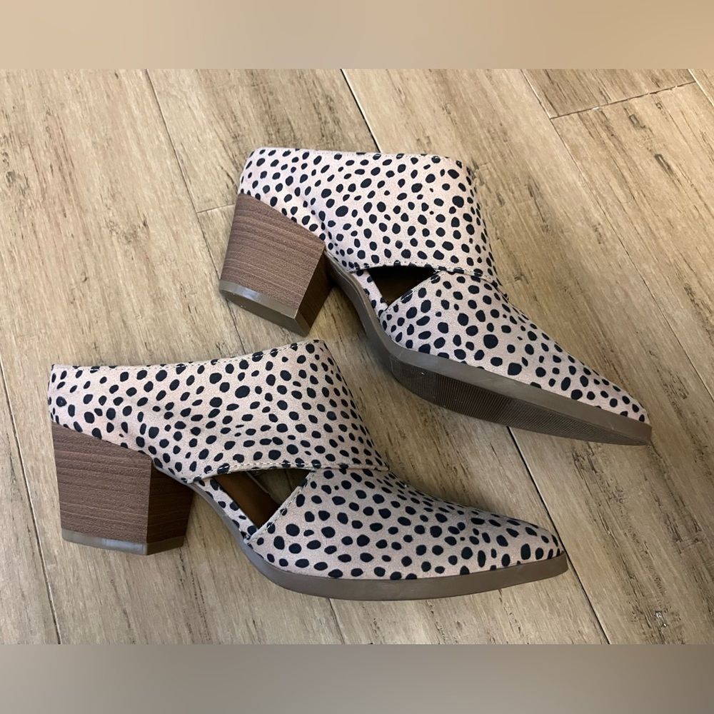 Dolcetta leopard print textile pointed toe slide women’s heels. Unworn size 8.5